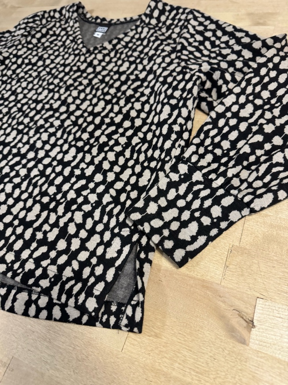 ANNI KUAN Black & Cream V-Neck Printed Long Sleeve thick Tee/sweatshirt - Picture 4 of 8